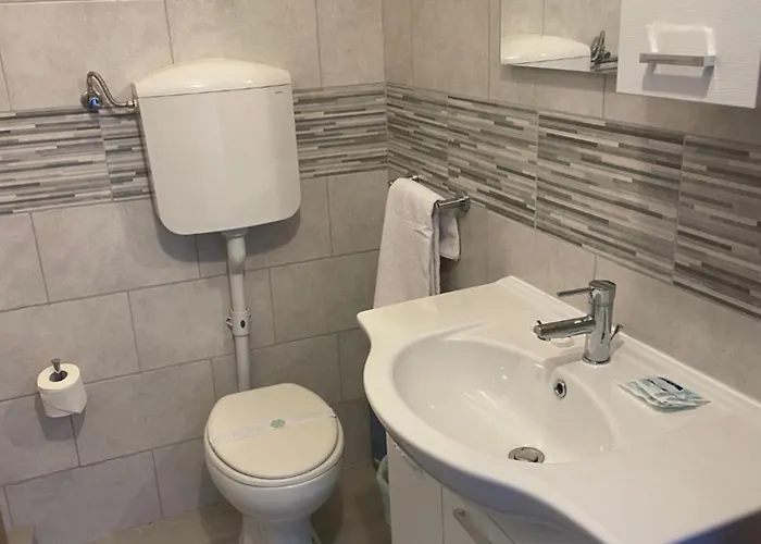 秋列塔罗密欧酒店 酒店